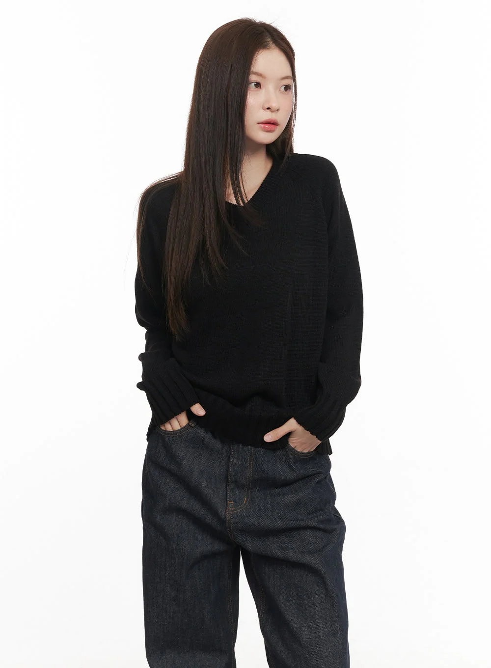 Basic Relaxed-Fit V-Neck Sweater CM512 - Image 11