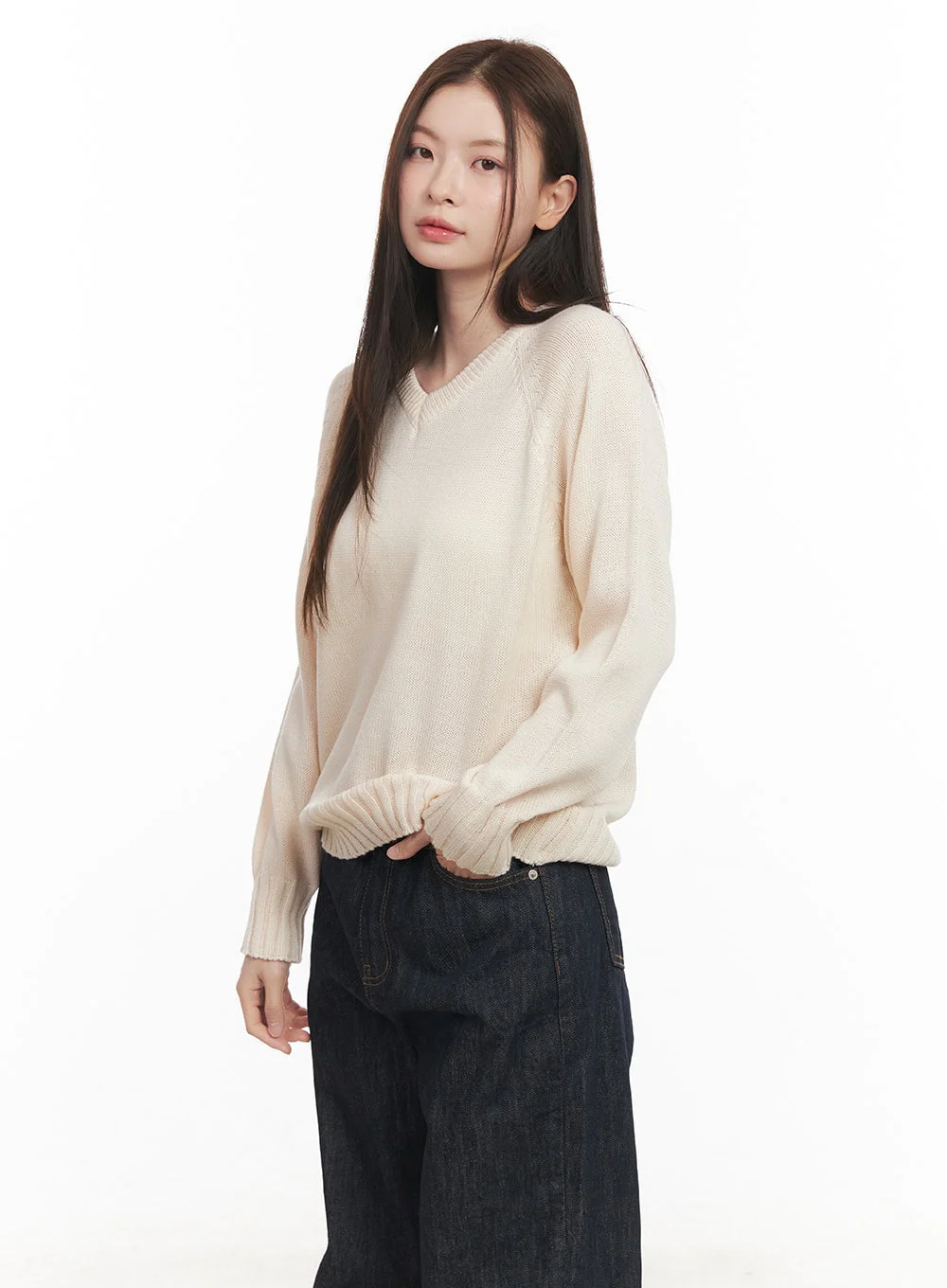 Basic Relaxed-Fit V-Neck Sweater CM512 - Image 12