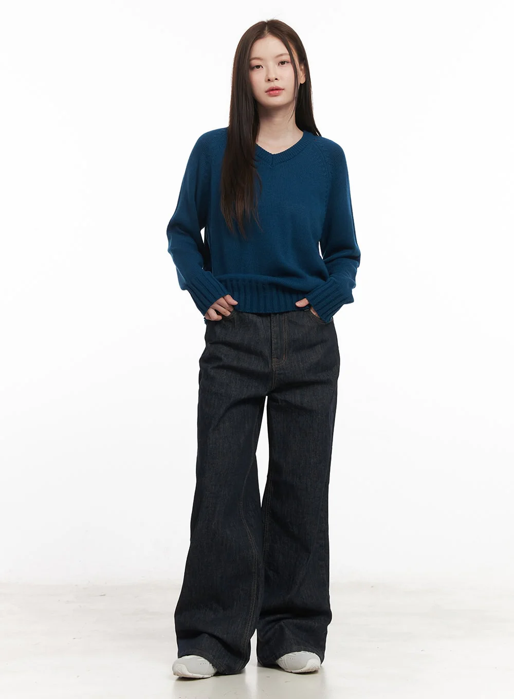 Basic Relaxed-Fit V-Neck Sweater CM512 - Image 3