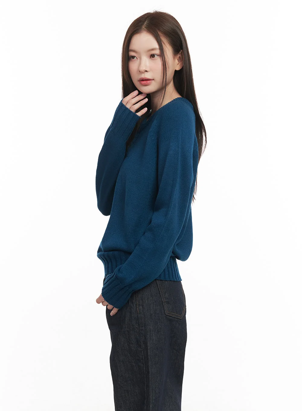 Basic Relaxed-Fit V-Neck Sweater CM512 - Image 4