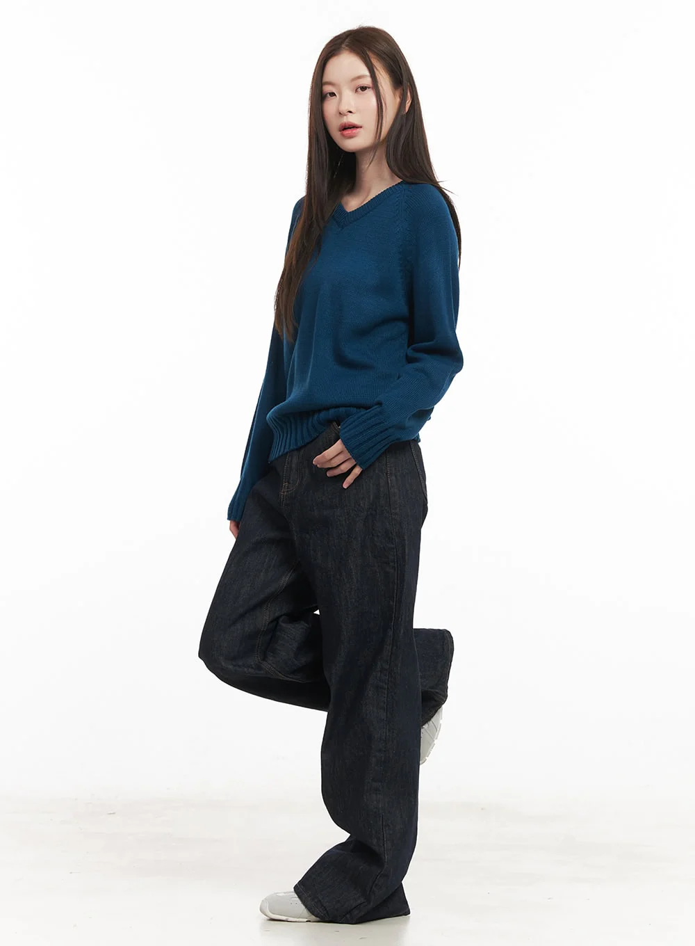 Basic Relaxed-Fit V-Neck Sweater CM512 - Image 5