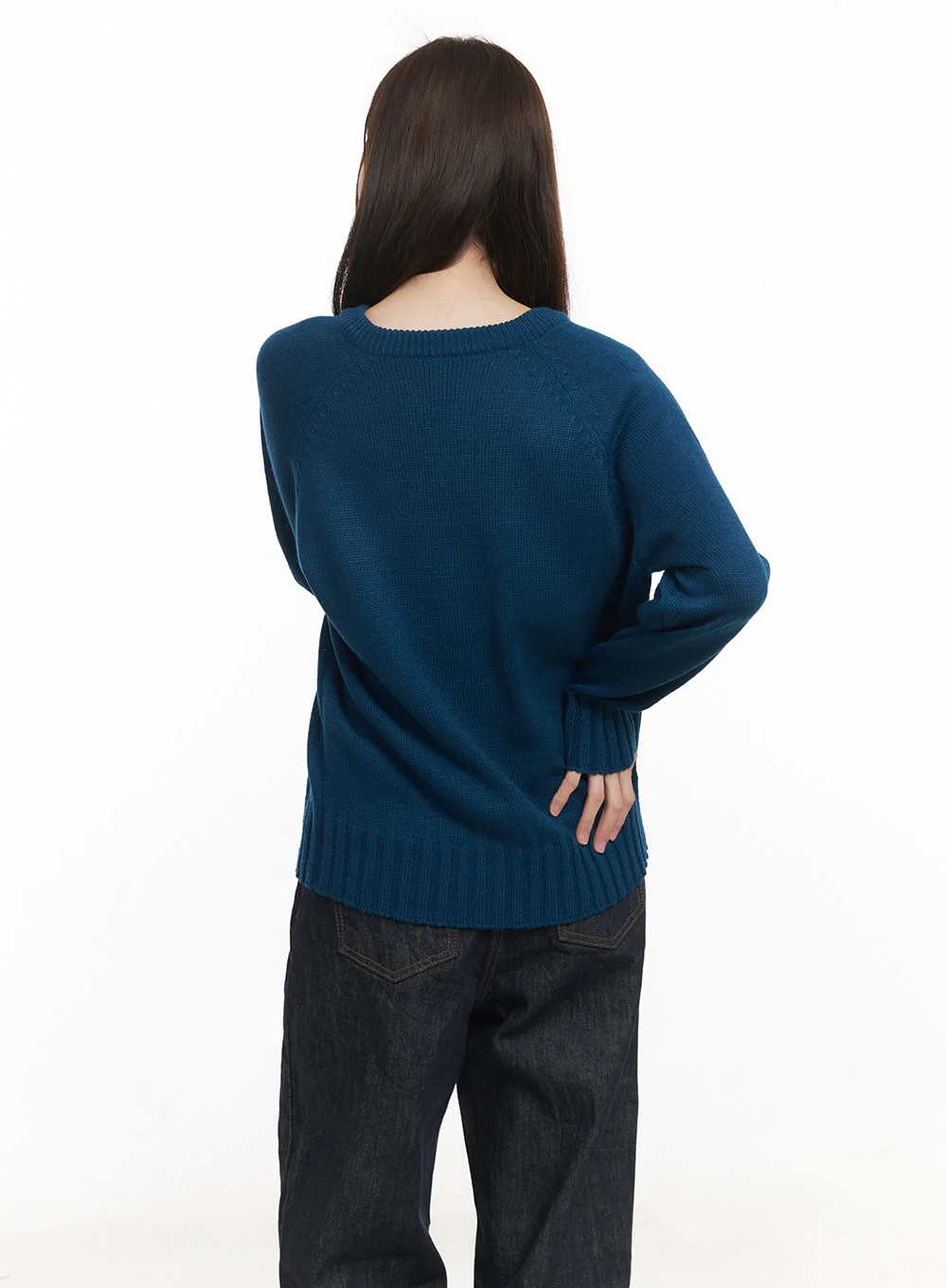 Basic Relaxed-Fit V-Neck Sweater CM512 - Image 6