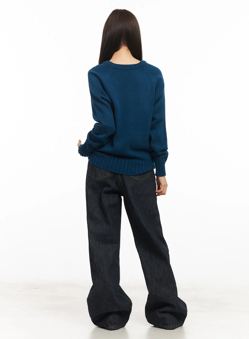 Basic Relaxed-Fit V-Neck Sweater CM512 - Image 7
