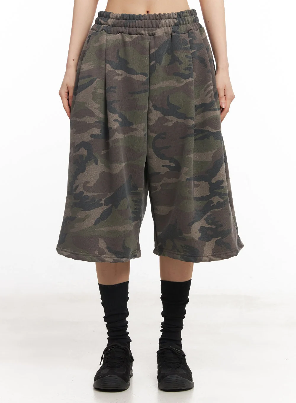Camo Pintuck Oversize Sweatshorts IY529 - Image 3
