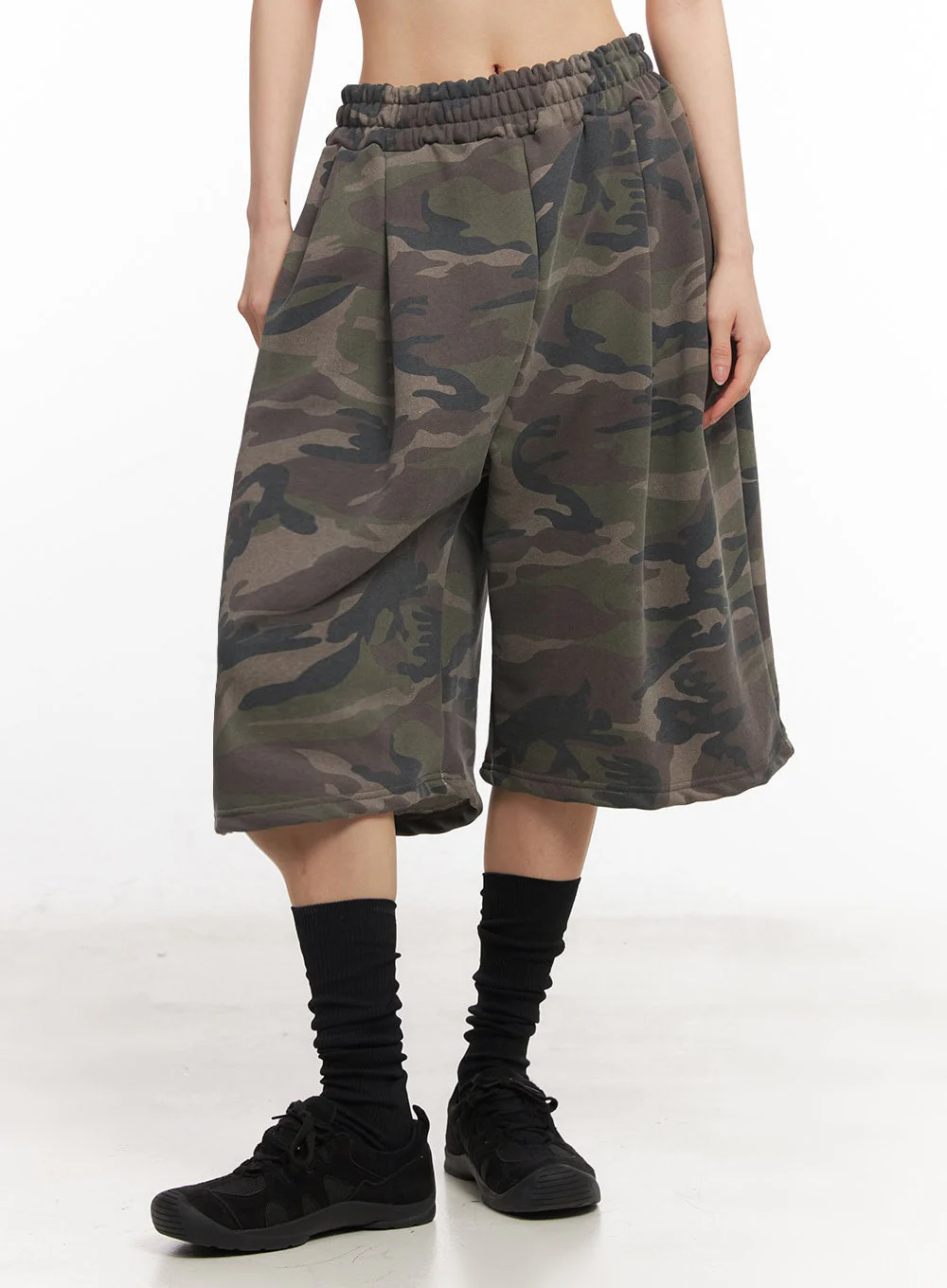Camo Pintuck Oversize Sweatshorts IY529 - Image 6