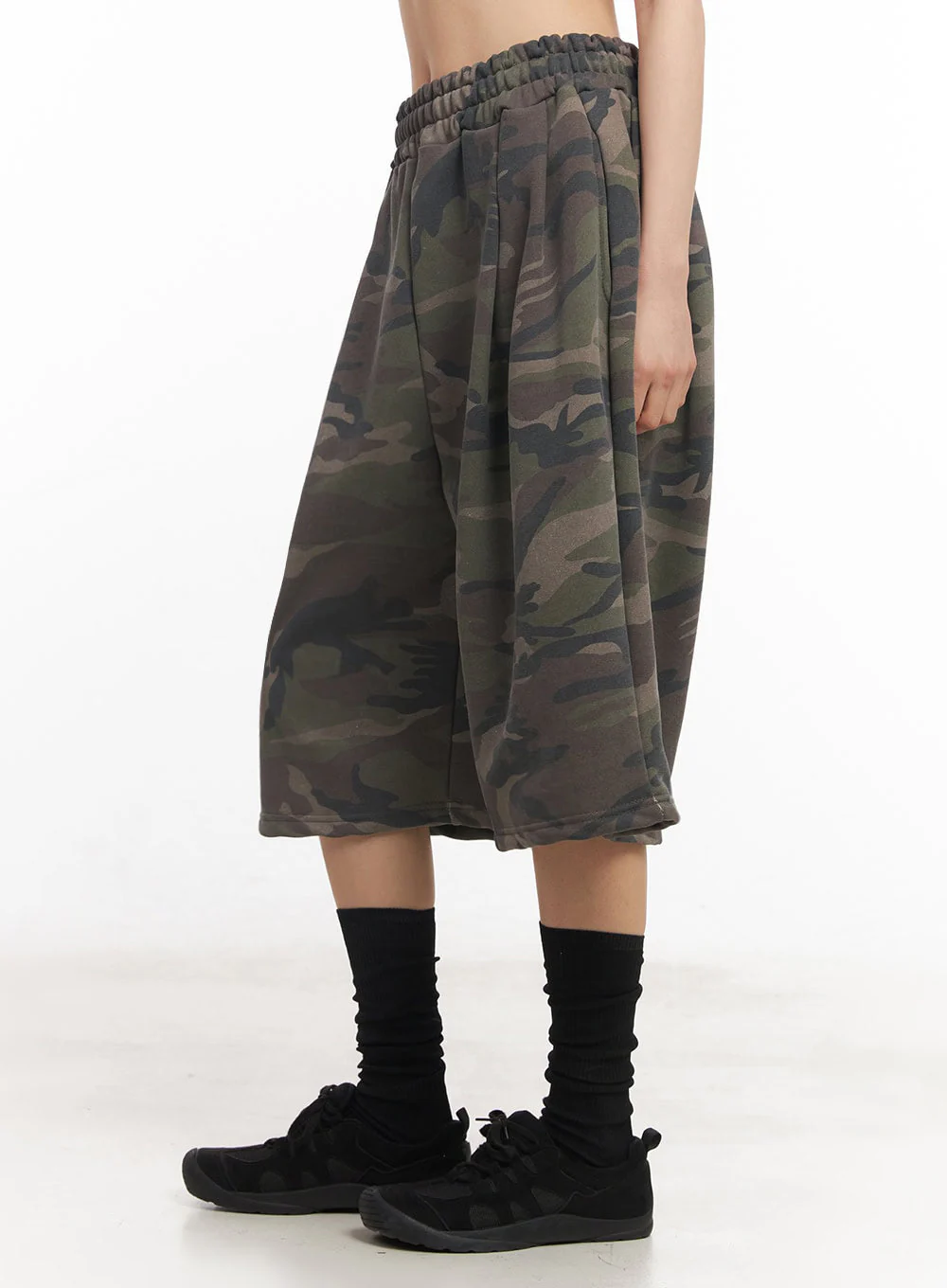 Camo Pintuck Oversize Sweatshorts IY529 - Image 7