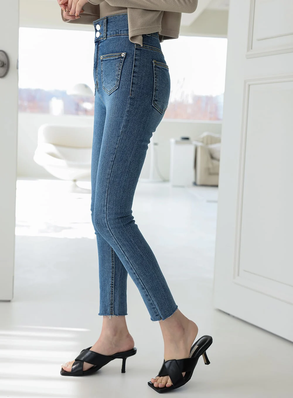 Double Button Raw Hem Skinny Jeans IA11 - Image 7