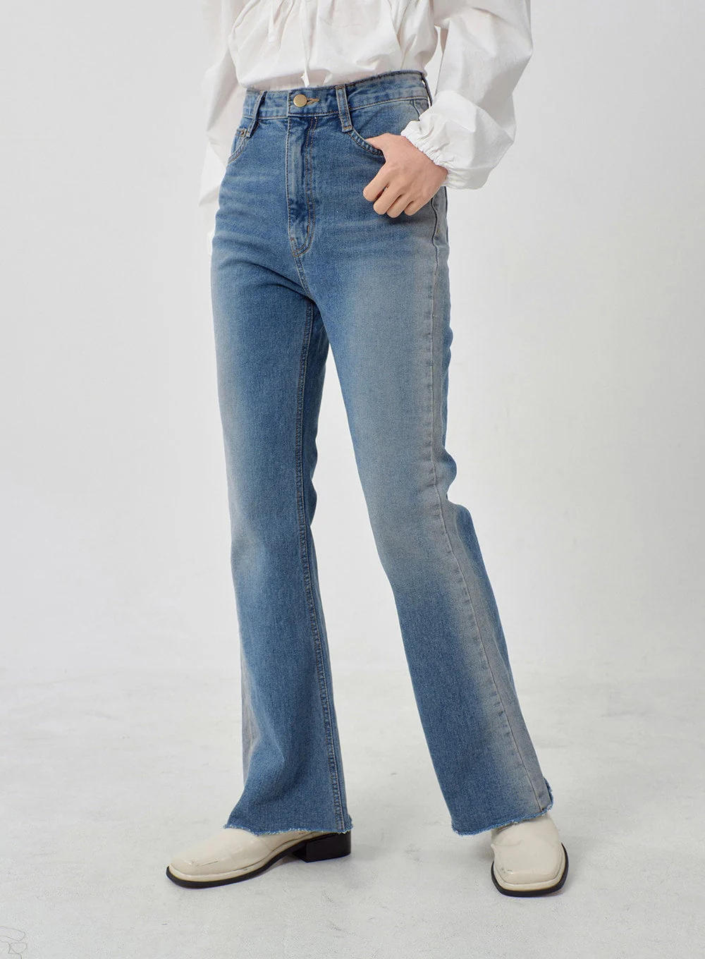 Light Washed Bootcut Jeans OD27 - Image 4