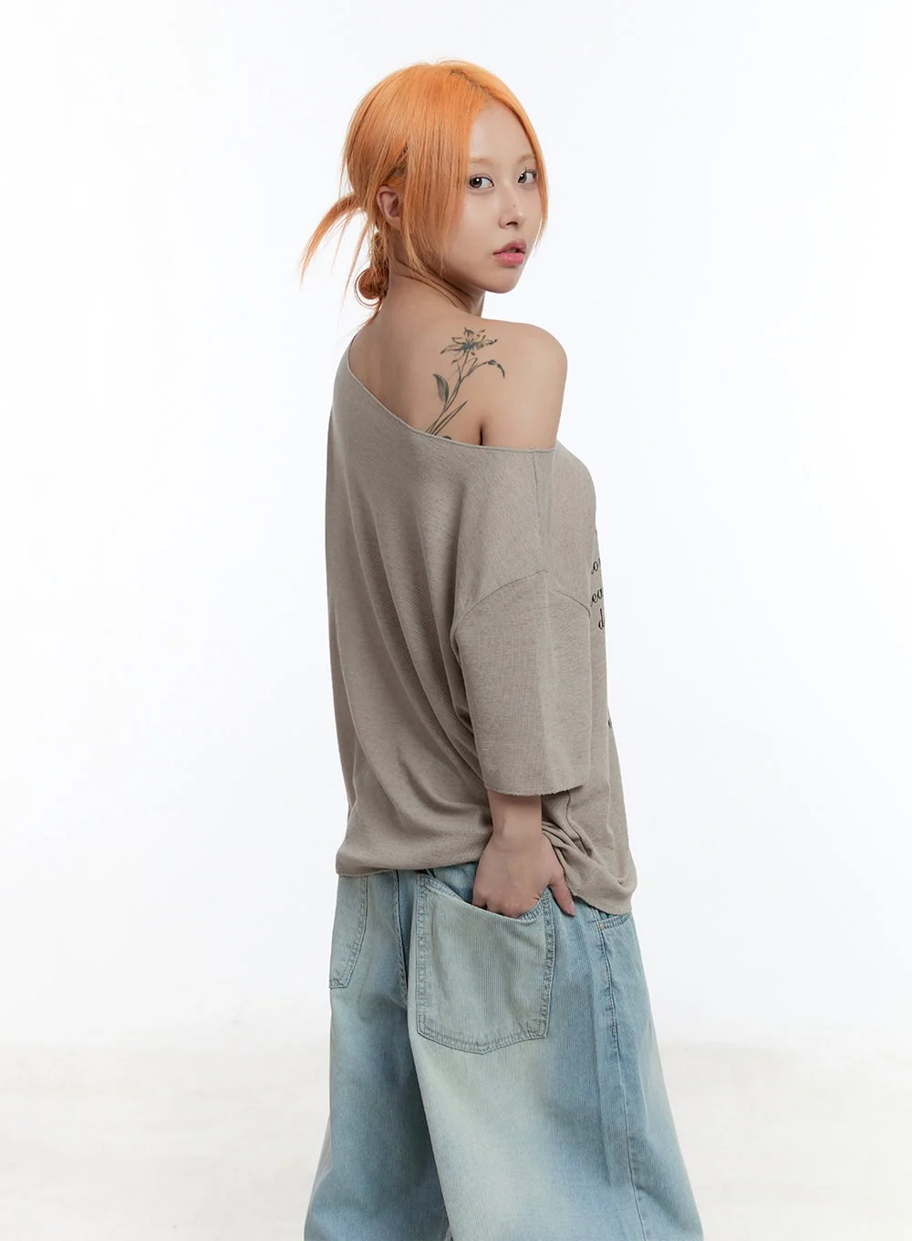 Loose-Fit Graphic Off-Shoulder Tee CU502 - Image 4