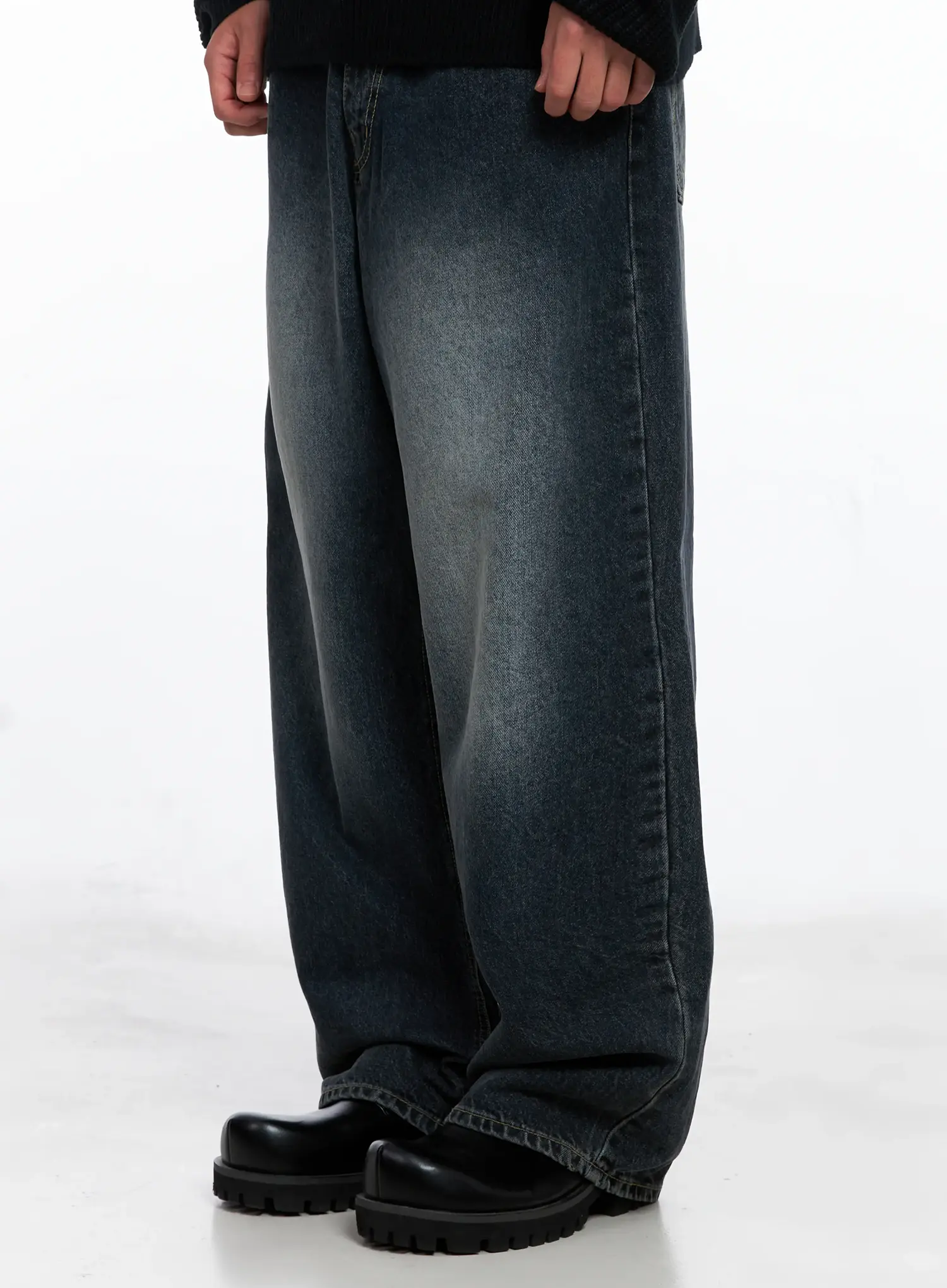 Men's Relaxed-Fit Washed Jeans IS509 - Image 4