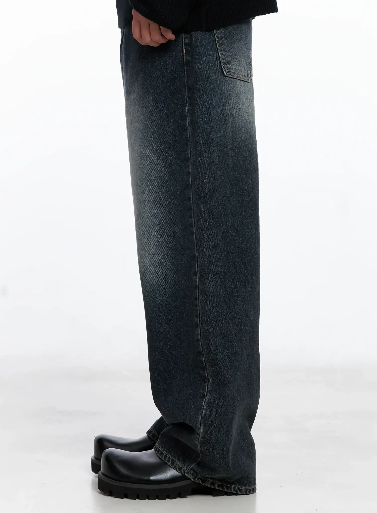 Men's Relaxed-Fit Washed Jeans IS509 - Image 5