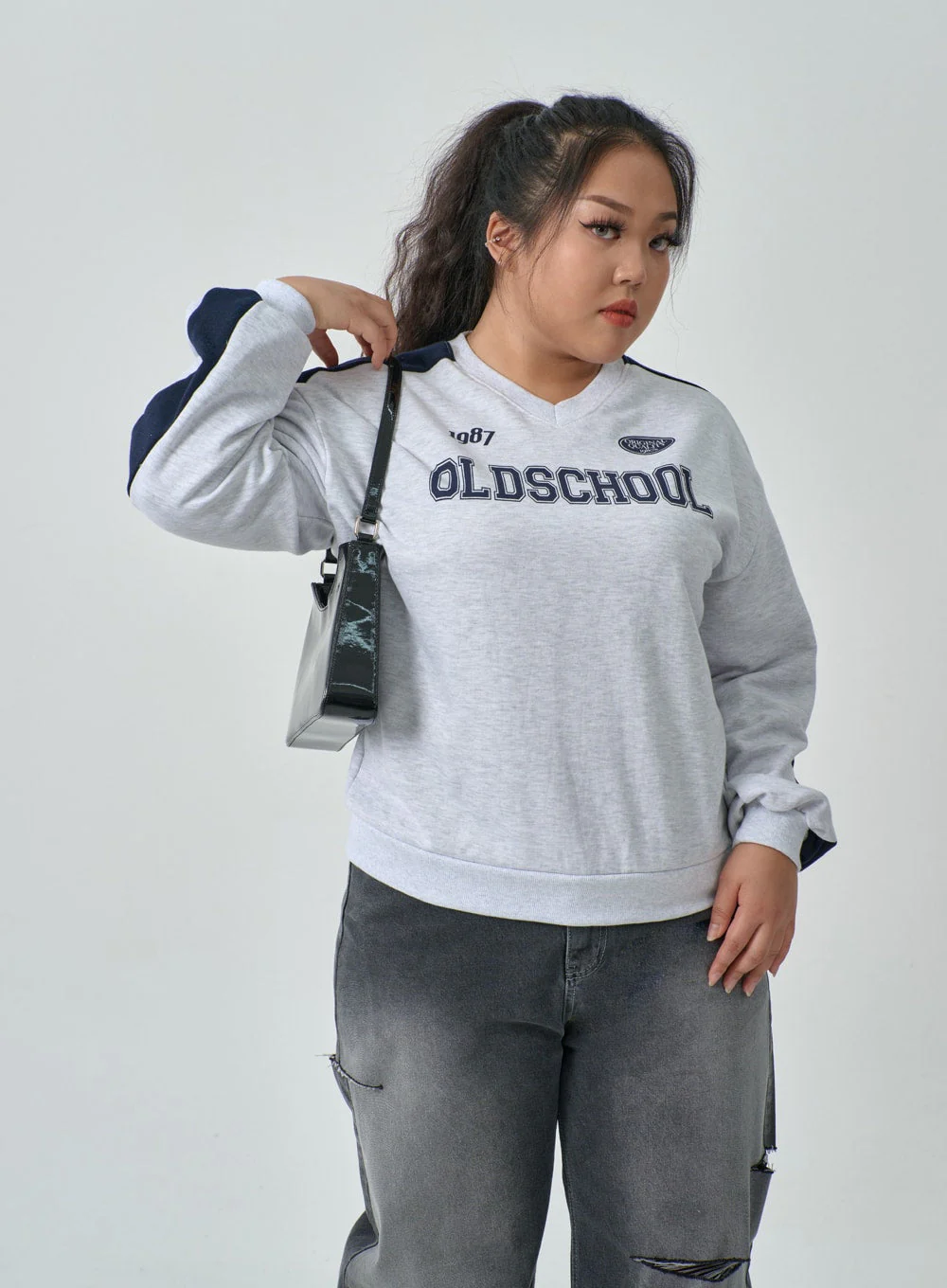 Plus Two Color V-Neck Sweatshirt IF317 - Image 2