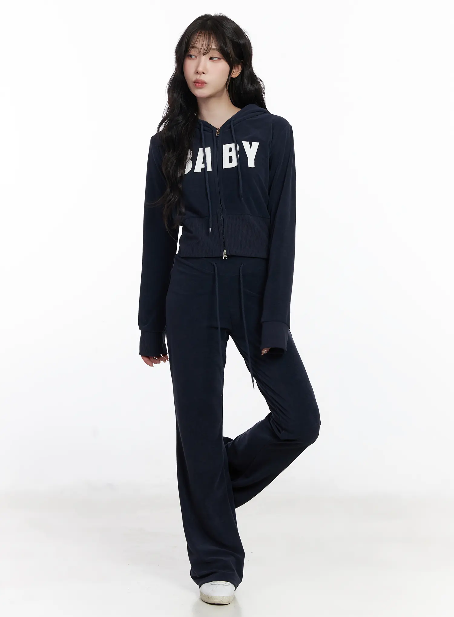 Velour Cropped Long Sleeve Graphic Hoodie CJ526 - Image 3