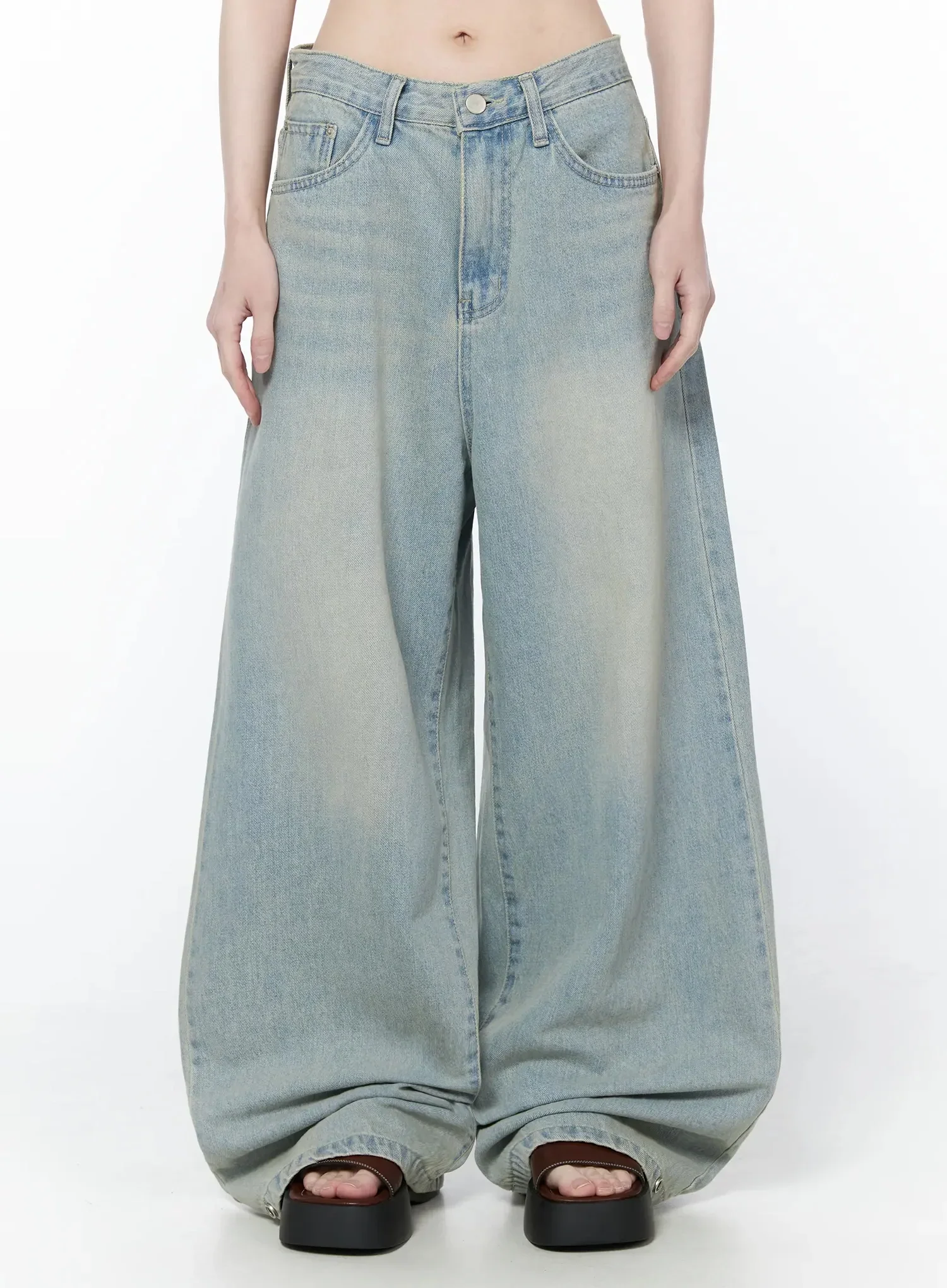 Zion Light Wash Wide-Leg Jeans IY514